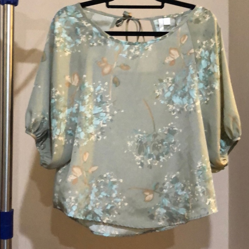 Floral blouse.